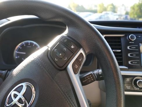 Used 2017 Toyota Highlander LE FWD image 25