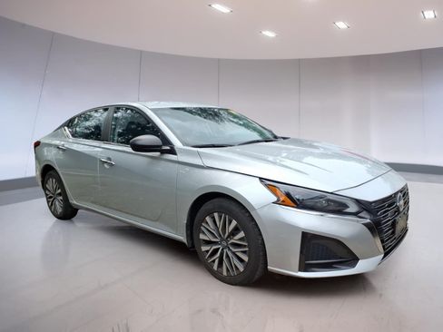 Used 2024 Nissan Altima 2.5 SV AWD/4WD image 1