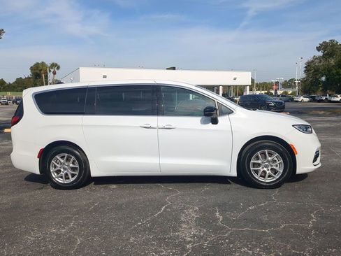 Used 2024 Chrysler Pacifica Touring image 3