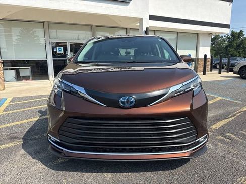 Used 2023 Toyota Sienna XLE image 2