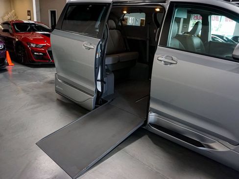 Used 2019 Toyota Sienna XLE Premium FWD image 65