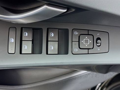 Used 2025 Kia Niro LX image 19