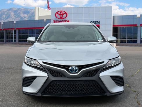 Used 2020 Toyota Camry SE w/ Sunroof Package FWD image 2