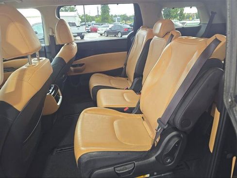 Used 2023 Kia Carnival EX FWD image 7