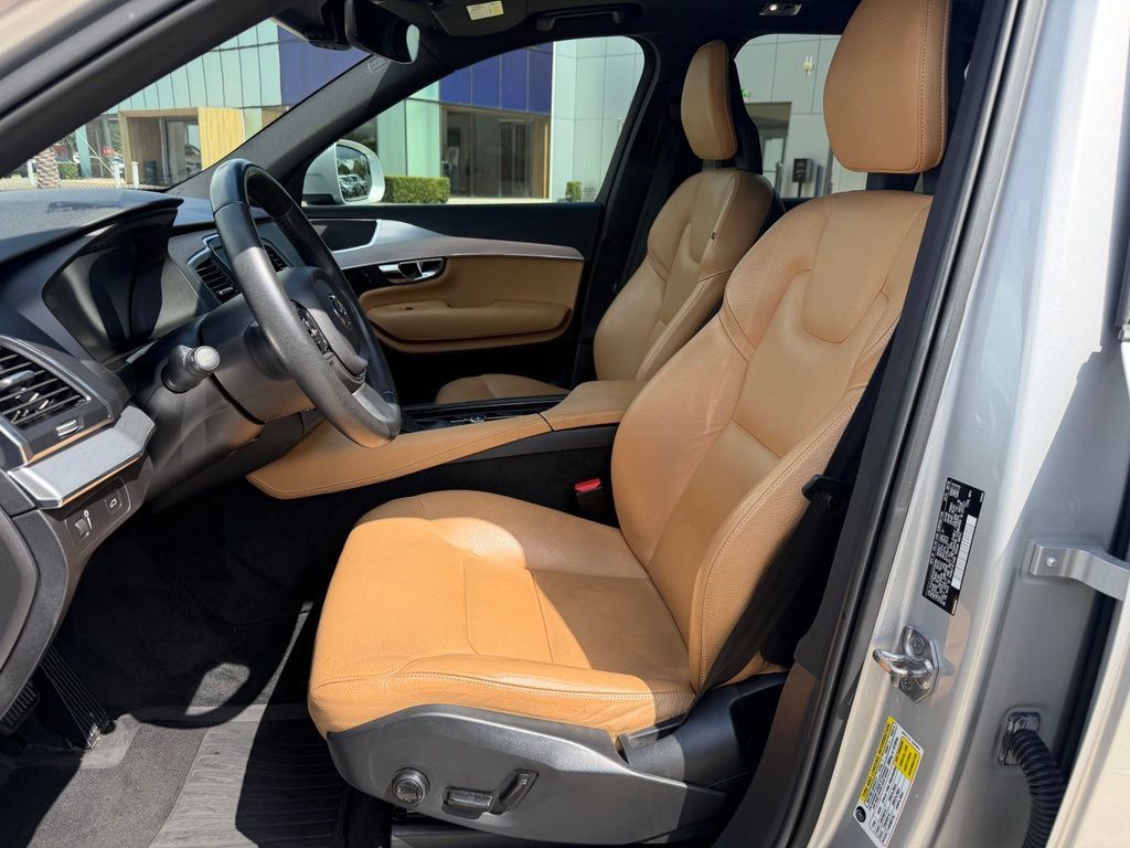 Used 2017 Volvo XC90 T6 Momentum w/ Vision Package AWD/4WD image 9