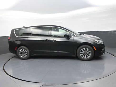 Used 2024 Chrysler Pacifica Limited FWD image 16