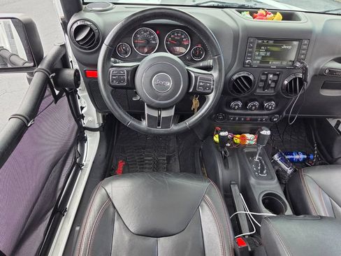 Used 2017 Jeep Wrangler Unlimited Rubicon AWD/4WD image 5
