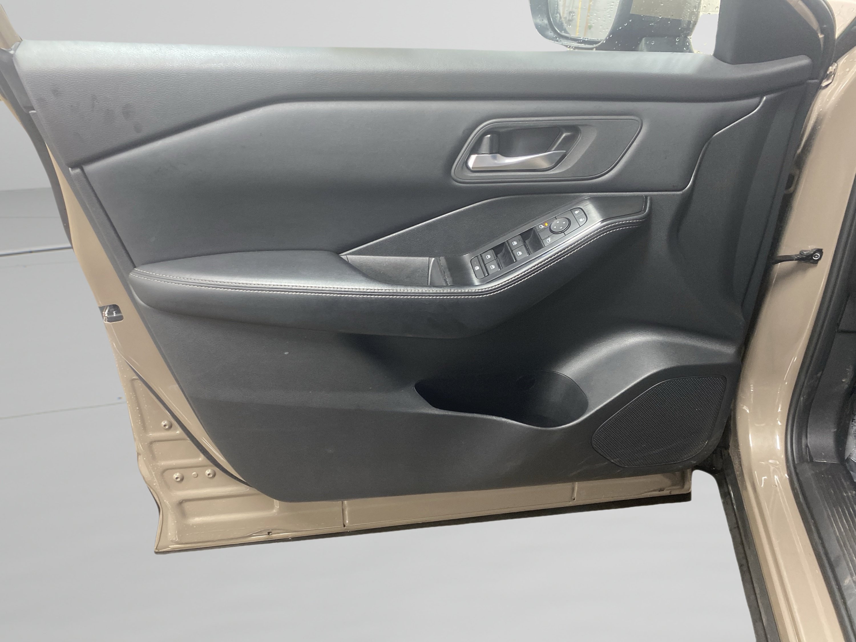 Used 2025 Nissan Rogue SV AWD/4WD image 11