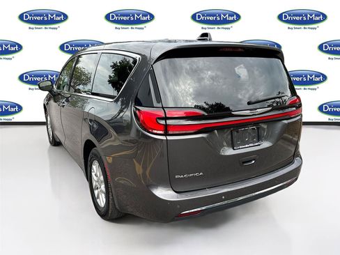 Used 2023 Chrysler Pacifica Touring-L FWD image 5