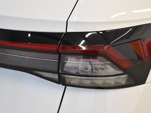 Used 2025 Volkswagen Taos SE AWD/4WD image 12