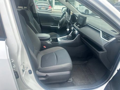 Used 2022 Toyota RAV4 LE AWD/4WD image 9