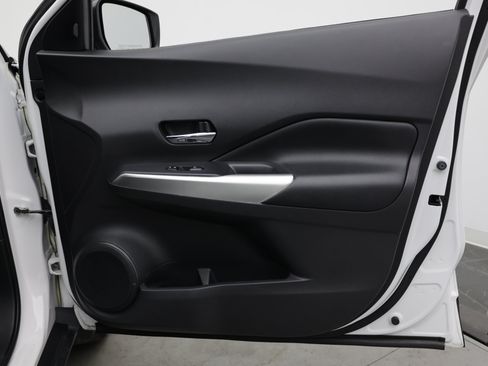 Used 2019 Nissan Kicks SR w/ SR Premium Package FWD image 39