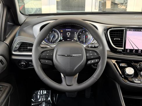 Used 2025 Chrysler Pacifica Limited FWD image 36