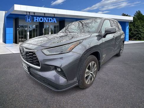 Used 2024 Toyota Highlander XLE image 1