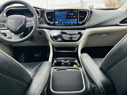 Used 2023 Chrysler Pacifica Limited image 27