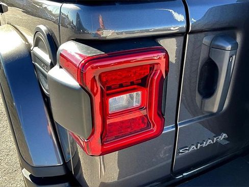 Used 2025 Jeep Wrangler Sahara image 28