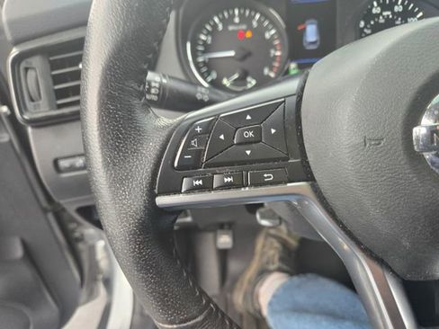Used 2019 Nissan Rogue SV image 14