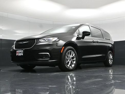 Certified 2022 Chrysler Pacifica Touring-L AWD/4WD image 61