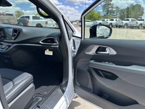 New 2025 Chrysler Pacifica Select image 9