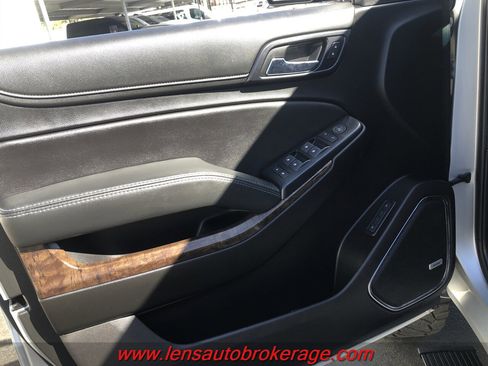 Used 2019 Chevrolet Suburban LT image 9