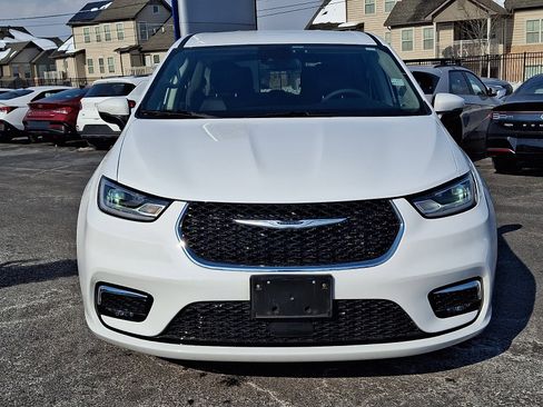 Used 2023 Chrysler Pacifica Touring-L image 2