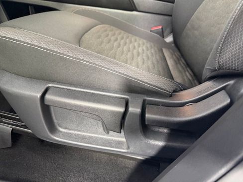 Used 2025 Nissan Pathfinder S FWD image 21
