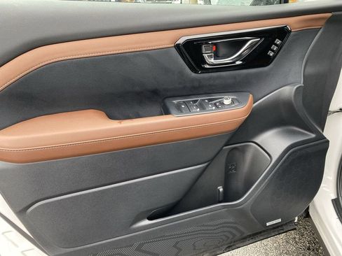 Used 2025 Subaru Forester Touring image 23