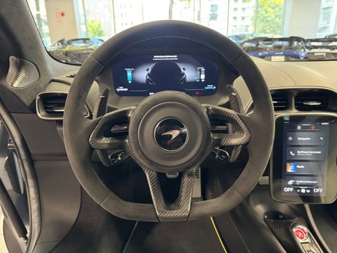 Used 2023 McLaren Artura image 11