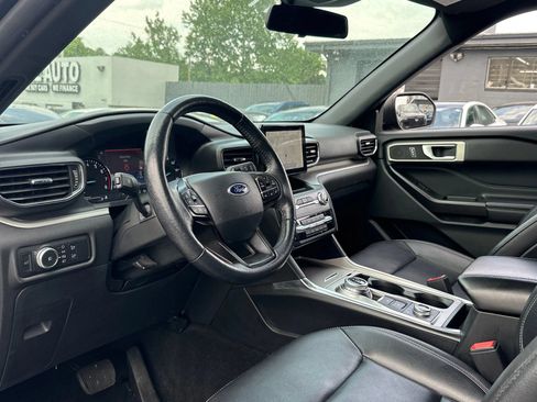 Used 2020 Ford Explorer XLT w/ Equipment Group 202A AWD/4WD image 9