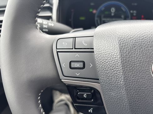 Used 2025 Toyota Camry SE w/ Convenience Package image 18