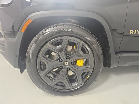 Used 2023 Rivian R1S Adventure image 9
