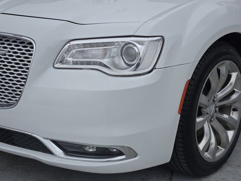 Used 2019 Chrysler 300 Limited image 10
