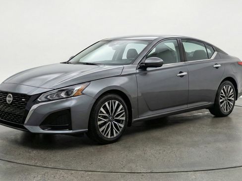 Used 2025 Nissan Altima 2.5 SV image 3