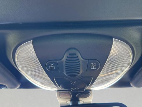 Used 2011 Mercedes-Benz SL 550 image 33