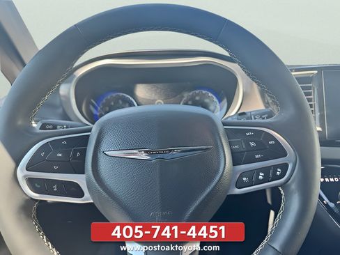 Used 2025 Chrysler Pacifica Select FWD image 27