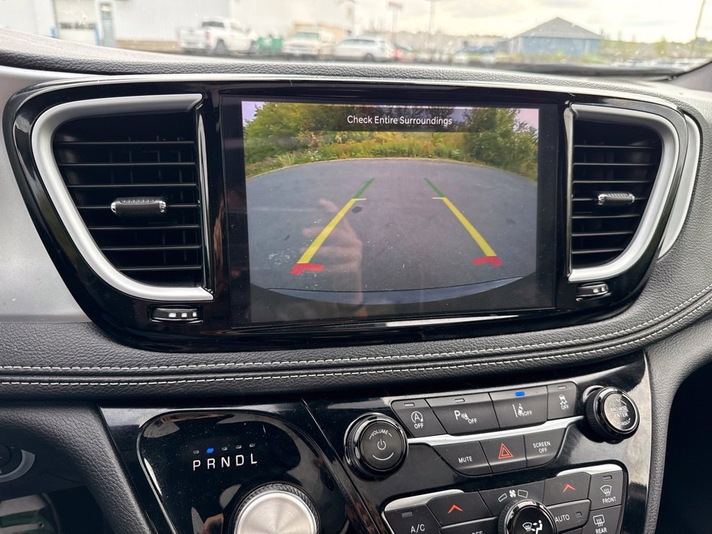 Used 2025 Chrysler Pacifica Limited FWD image 14