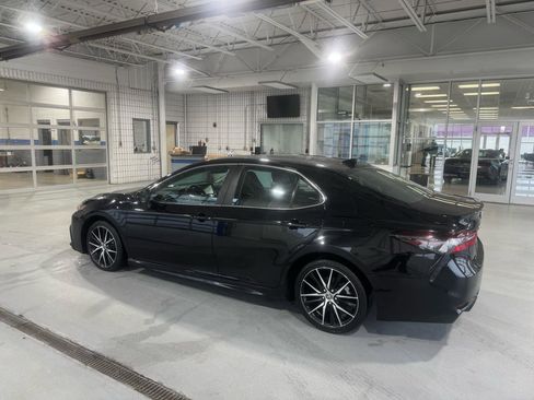 Used 2022 Toyota Camry SE w/ Audio Upgrade Package FWD image 3