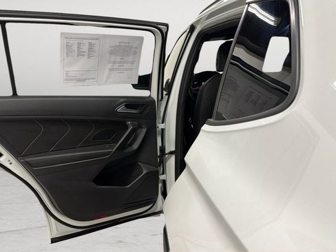 Certified 2023 Volkswagen Tiguan SE R-Line AWD/4WD image 31