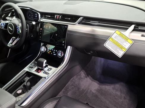 New 2024 Jaguar XF R-Dynamic SE image 4