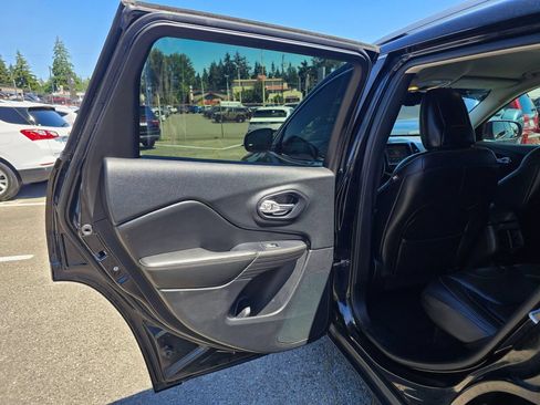 Used 2017 Jeep Cherokee Limited AWD/4WD image 16