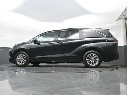 Used 2026 Toyota Sienna XLE FWD image 31