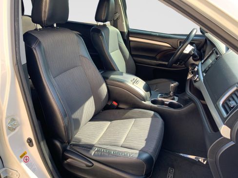 Used 2017 Toyota Highlander Plus FWD image 16