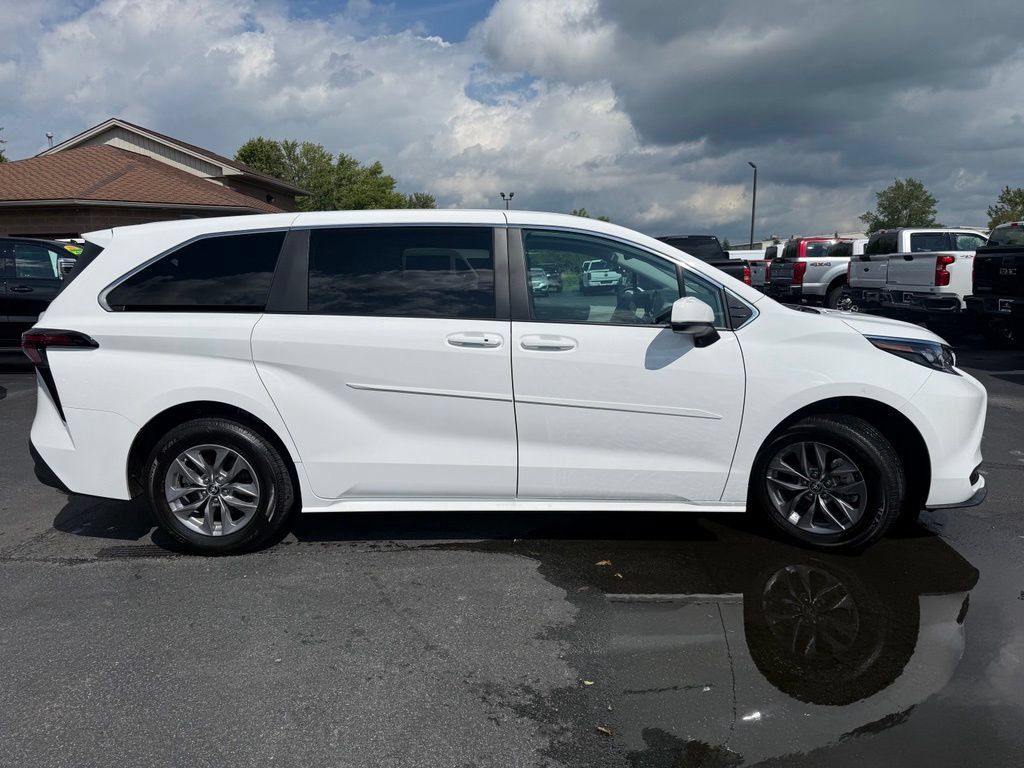 Used 2024 Toyota Sienna LE AWD/4WD image 4
