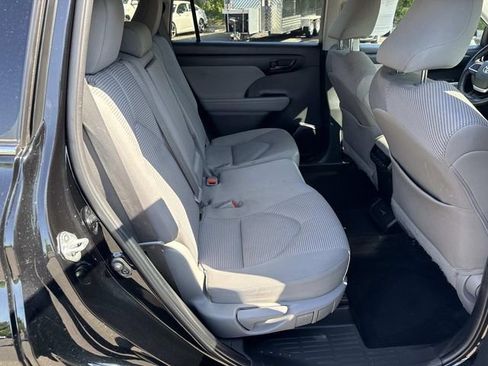 Used 2022 Toyota Highlander LE AWD/4WD image 11