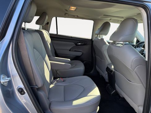 Used 2021 Toyota Highlander XLE image 18