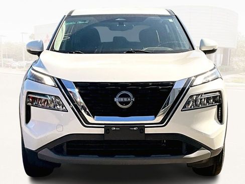 Used 2023 Nissan Rogue SV image 2