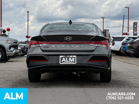 Used 2025 Hyundai Elantra SEL FWD image 5