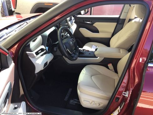 Used 2022 Toyota Highlander XLE image 12