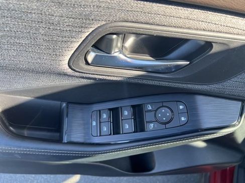 Used 2023 Nissan Rogue SV AWD/4WD image 19