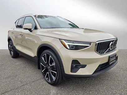 New 2025 Volvo XC40 B5 Plus w/ Climate Package